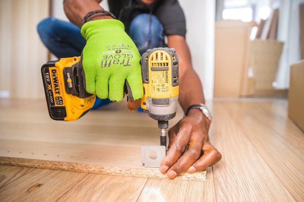 Professionele klusjesman in Deventer voert onderhoudswerkzaamheden uit aan een huisinstallatie